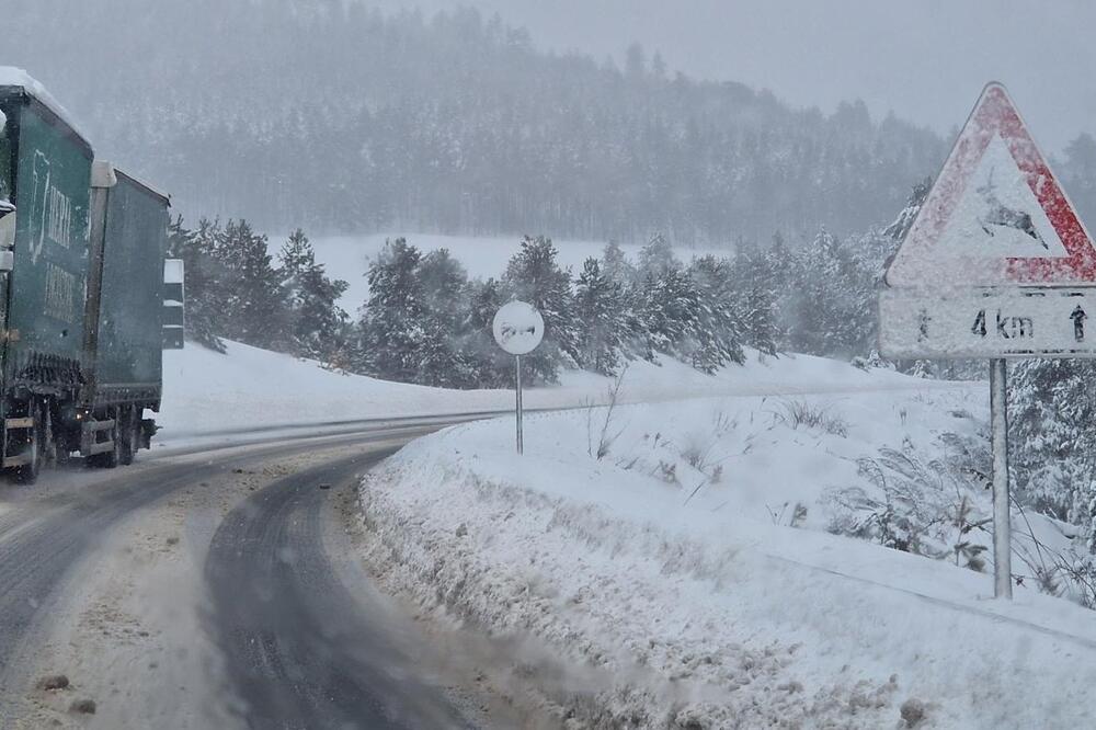 Ovde napadalo metar snega: Putari sve vreme na terenu, pogledajte neverovatne prizore (FOTO)