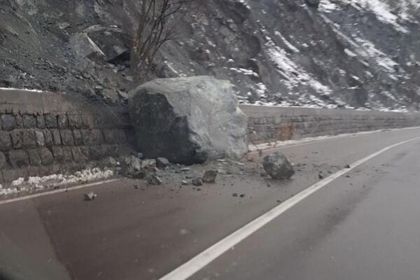 Stena i krupno kamenje survali se na put! Pokrenuli se odroni na više putnih pravaca, oprez tokom vožnje!