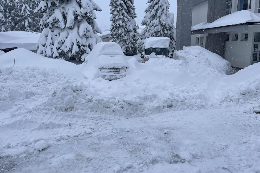 Napadalo 7 metara snega! Putevi blokirani, nema struje, a ima i mrtvih - meštani strahuju od jednog! (VIDEO)