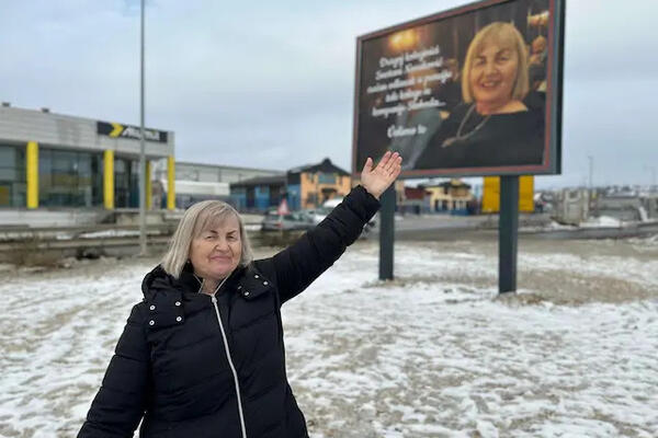 Penzionerka Snežana videla bilbord sa svojim likom, pa se šokirala: Divan gest kolega zauvek će pamtiti (FOTO)