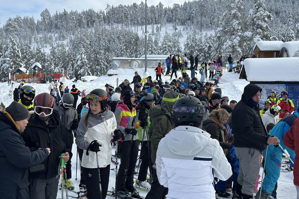 Gužva kao u košnici, palo prvo ovogodišnje skijanje na Torniku: Idilične fotografije sa Zlatibora (FOTO)