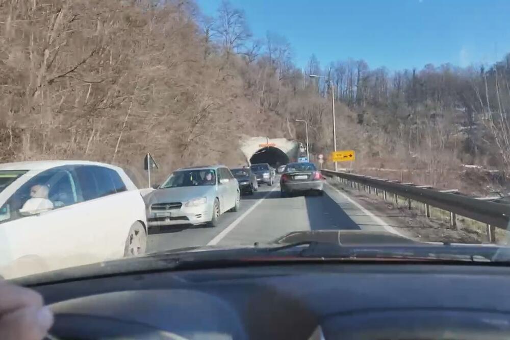 Haos na putevima počeo, praznična seoba Srba: Kilometarske kolone, očekuju se još veće gužve! (FOTO)