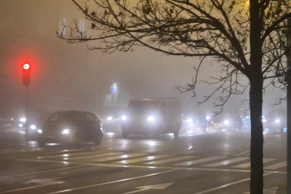 U Vojvodini se ne vidi prst pred okom: Zbog magle vidljivost 30 do 100 metara, Putevi Srbije izdali upozorenje