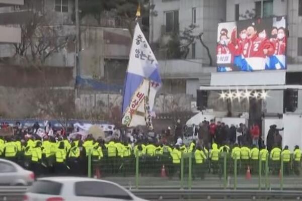 Karambol u Južnoj Koreji! Predsednik opkoljen u rezidenciji, stotine ljudi ga brane!