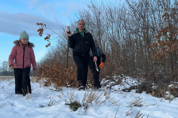 "Pospemo ga kukuruzom i kažemo dobro jutro Badnjače": Radiša sa decom rano jutros ispoštovao srpske običaje (FOTO)