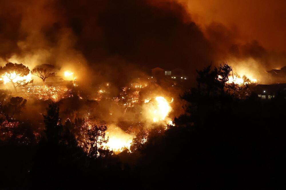 Najmanje 5 osoba poginulo u požarima u Kaliforniji, ali najgore tek dolazi: Više od 130.000 ljudi evakuisano!