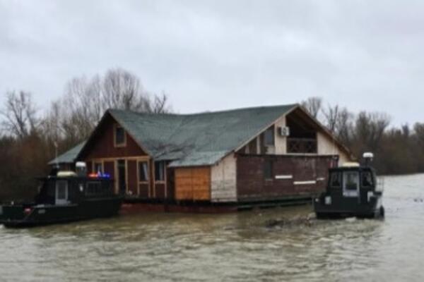 Otkriveni detalji drame kod Obrenovca: Vlasnik ostao na splavu koji se otkačio, evo ko je spasio čoveka (FOTO)