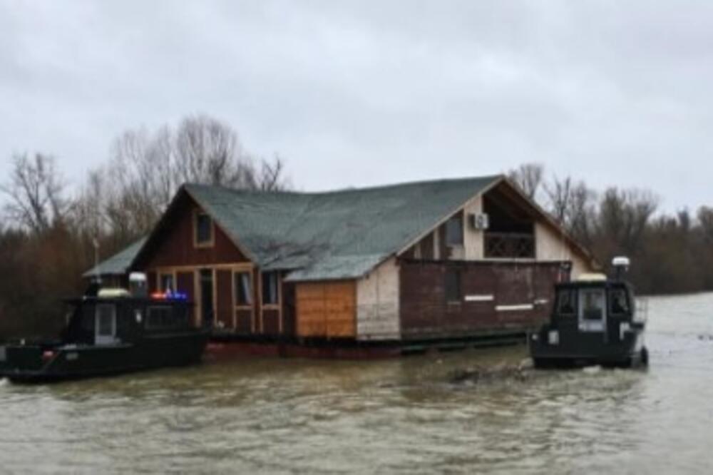 Otkriveni detalji drame kod Obrenovca: Vlasnik ostao na splavu koji se otkačio, evo ko je spasio čoveka (FOTO)