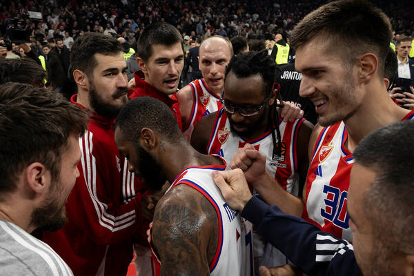 Crvena zvezda rušenjem Fenerbahčea ide na četvrto mesto i po istorijski uspeh! (Foto)