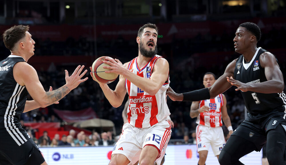 Nikola Kalinić (u sredini) na utakmici Crvene zvezde i Dubaija