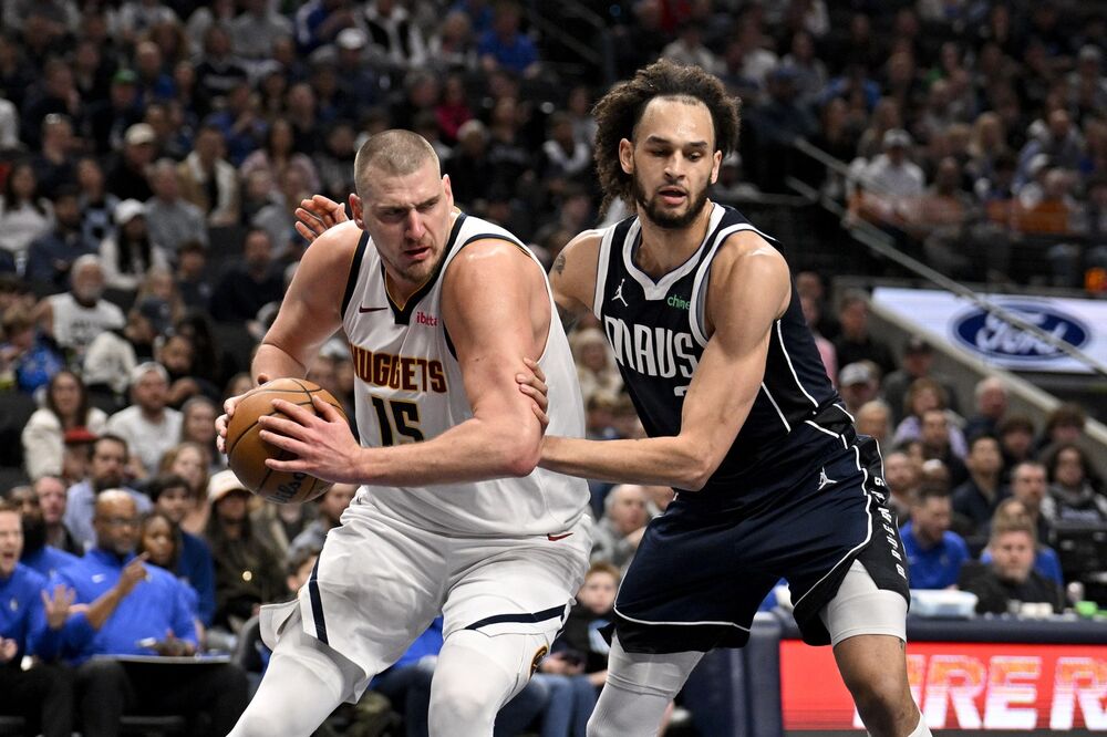 Nikola Jokić na utakmici Dalas Maveriksa i Denver Nagetsa