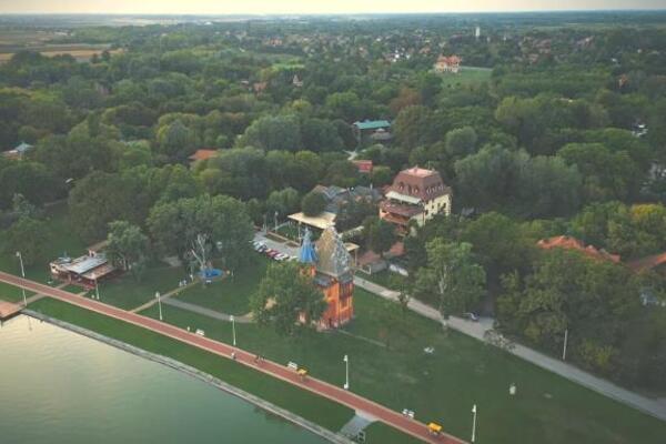 Plac i kuća sa pogledom na jezero za samo 26.000 evra! Ima vodu, struju, gas, a pogled je RAJSKI!