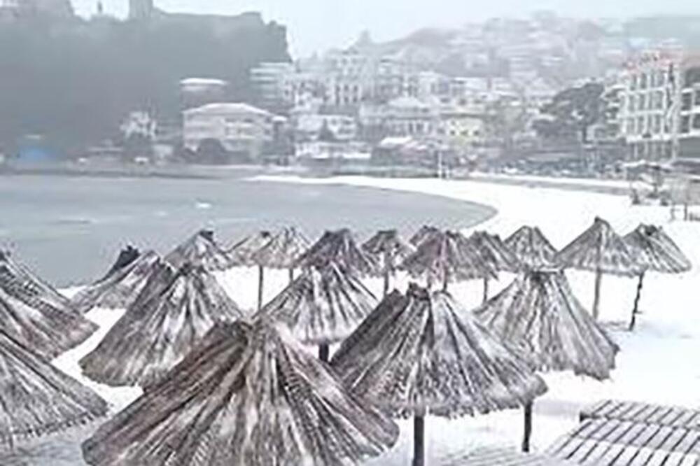 U Crnoj Gori nevreme, u Kotoru pao sneg, plaže su zavejane! Na snazi crveni meteoalarm, na Žabljaku najgore!