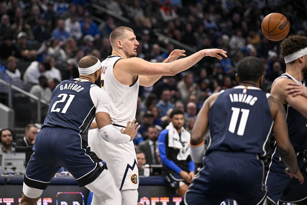 Nikola Jokić na utakmici Dalas Maveriksa i Denver Nagetsa