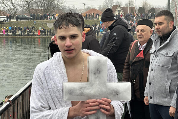 Jovan (19) drugi put zaredom prvi doplivao do Časnog krsta u Čačku: Prelep prizor na Bogojavljensko jutro! (FOTO)