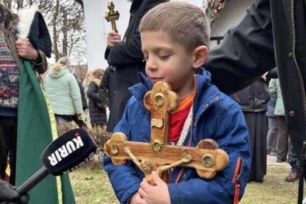 Srbijo budi ponosna! Ovo je najmlađi učesnik plivanja za Časni krst u Sremskoj Mitrovici: Jedan detalj oduševljava!