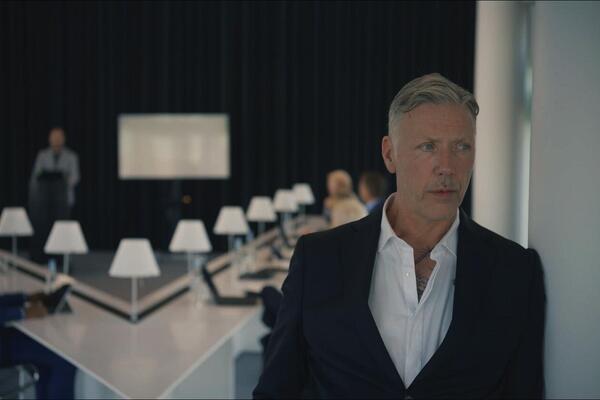 ČUVENI ŠVEDSKI GLUMAC MIKAEL PERSBRANDT U SRPSKOJ SERIJI „OTMICA“ Veliki uspeh domaće produkcije