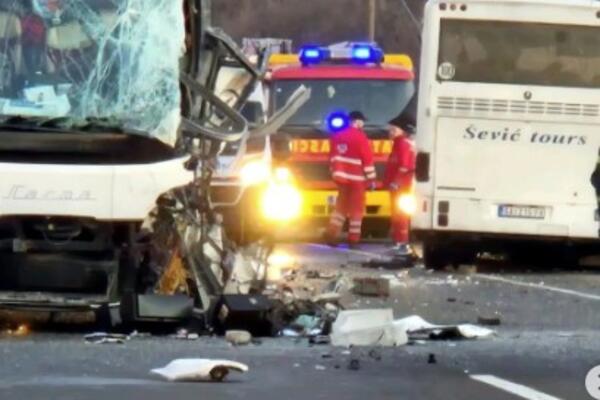 Prve fotografije stravične nesreće kod Umke: Autobusi smrskani, 2 osobe nastradale! (FOTO)