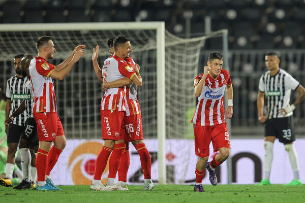 Zvezda u Srbiji ima 21 bod više od Partizana pred večiti derbi, a u Hrvatskoj ludnica u borbi za titulu (Foto)