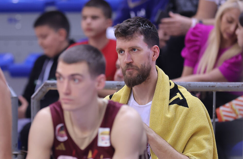 Ognjen Kuzmić na klupi posle jezive povrede na utakmici Crvene zvezde i FMP-a