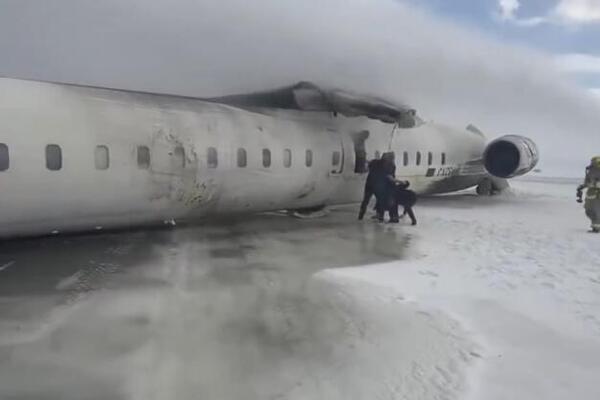 Zastrašujući snimak avionske nezgode u Torontu: Žena visi naglavačke, bizarni prizori (Uznemirujući video)