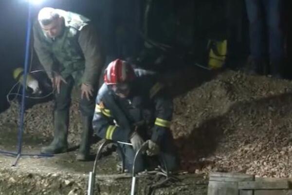 Prvi snimak potrage za muškarcem koji je zatrpan zemljom kod Lazarevca: Zabeležene potresne scene (VIDEO)